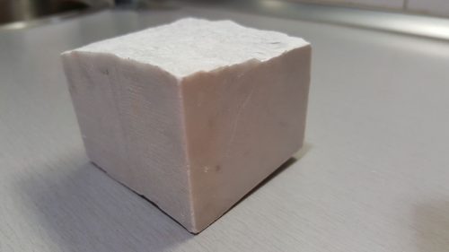 Mramorová dlažební kostka. Bílá, řezaná, I. jakost.