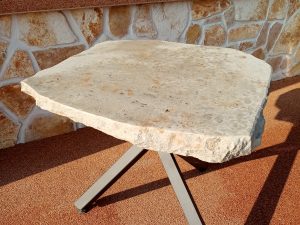 Stůl v kombinaci kamene a kovu - 2