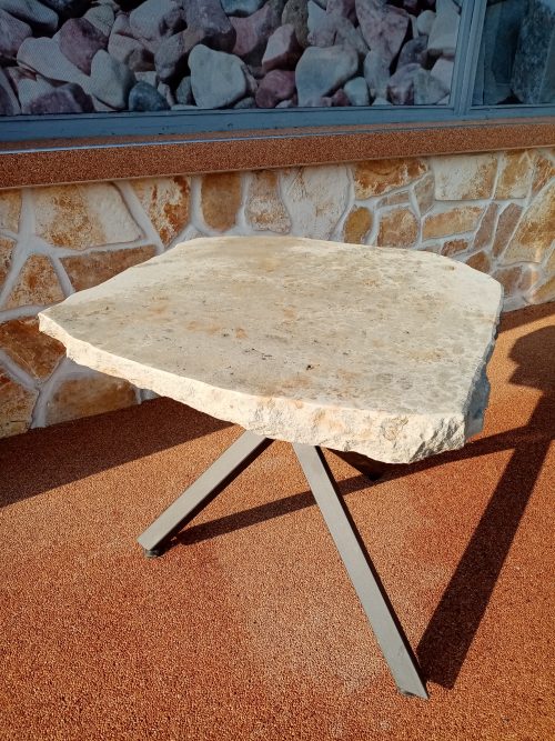 Stůl s pískovcovou deskou