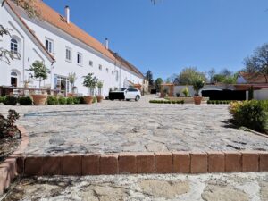 HISTORICKÉ KŘEMENCOVÉ DLAŽEBNÍ KOSTKY - 7