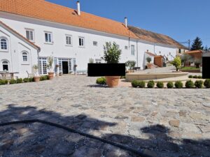 HISTORICKÉ KŘEMENCOVÉ DLAŽEBNÍ KOSTKY - 12