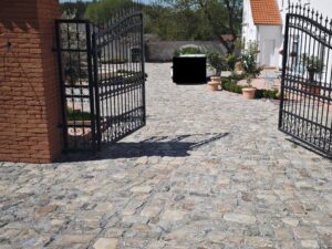 HISTORICKÉ KŘEMENCOVÉ DLAŽEBNÍ KOSTKY - 16