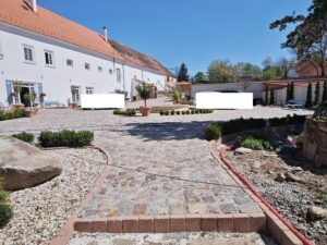 HISTORICKÉ KŘEMENCOVÉ DLAŽEBNÍ KOSTKY - 18