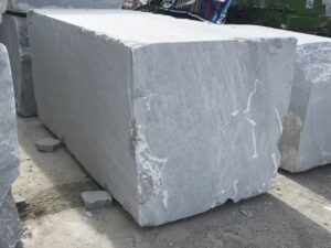 BLOKY Z BÍLÉHO A SVĚTLE ŠEDÉHO MRAMORU, ONYXU, TRAVERTINU A PÍSKOVCE - 3