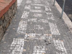 Výroba a&nbsp;pokládka řezaných mramorových kostek – mramorová mozaika - 2
