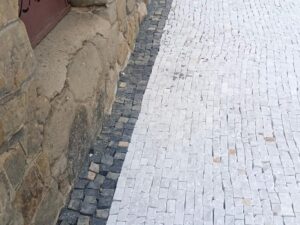 Výroba a&nbsp;pokládka řezaných mramorových kostek – mramorová mozaika - 3