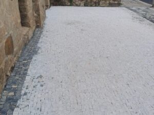 Výroba a&nbsp;pokládka řezaných mramorových kostek – mramorová mozaika - 5