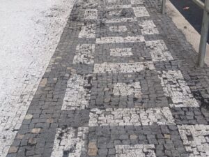 Výroba a&nbsp;pokládka řezaných mramorových kostek – mramorová mozaika - 6